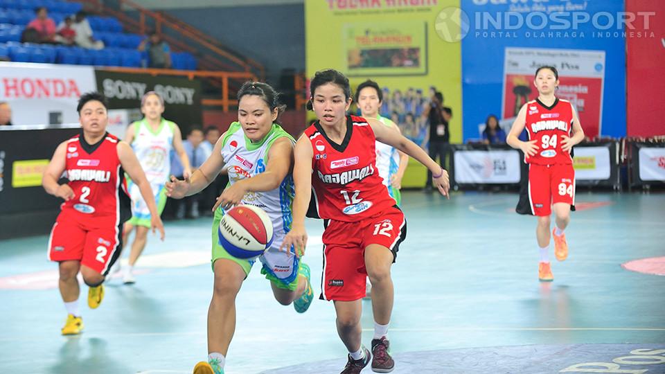 Pebasket Sritex Dragon Solo dan Rajawali Bandung saling berebut bola di Senayan.